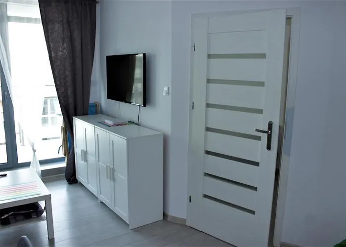 Bursztynek Z Miejscem Postojowym * Колобжег